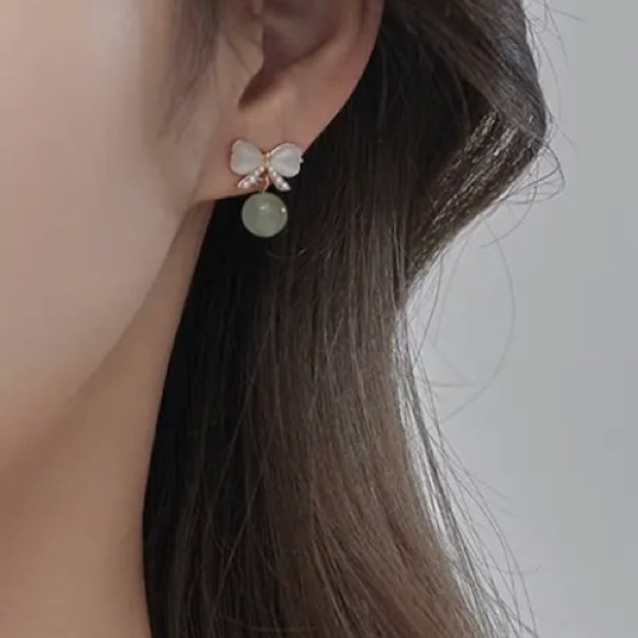 BUTTERFLY BOW MINI PEARLS AND GREEN JADE DROP SMALL JAPANESE EARRINGS - Picture 2 of 5